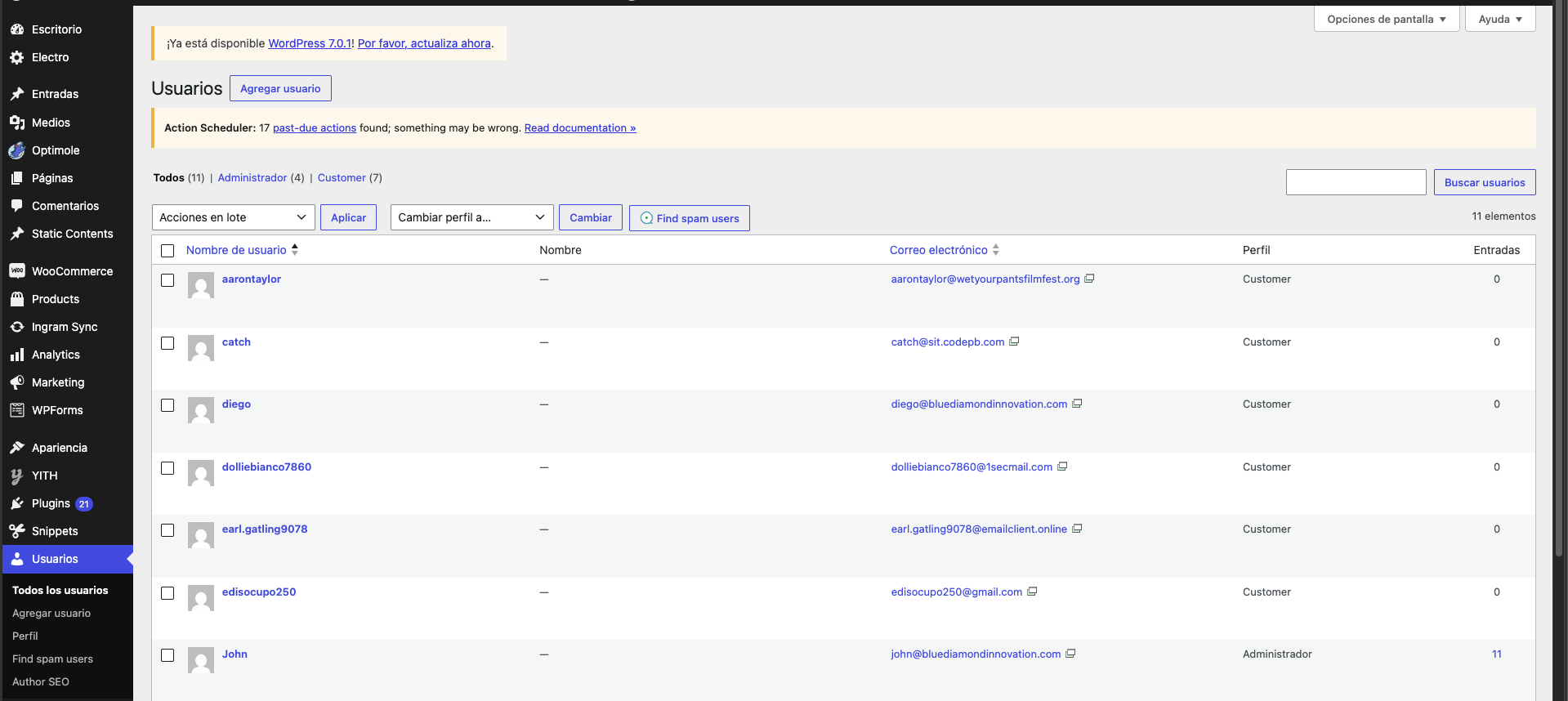 Pantalla Usuarios de WordPress con la lista de nombres, correos y perfiles Customer y Administrador